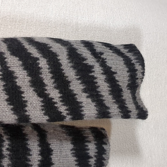 C by Bloomingdales 100% Cashmere Zebra Print Sweater Size Small EUC - Picture 10 of 14